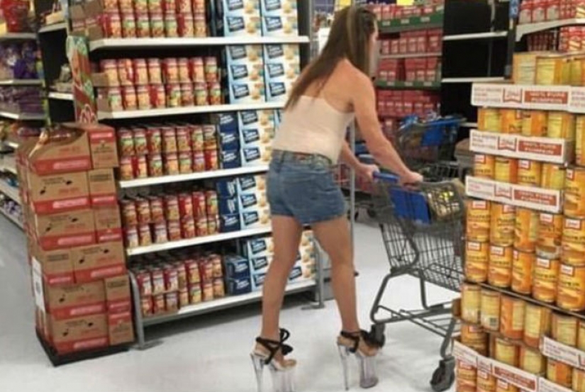 Los trajes excéntricos de los compradores comunes en los supermercados estadounidenses Los trajes excéntricos de los compradores comunes en los supermercados estadounidenses