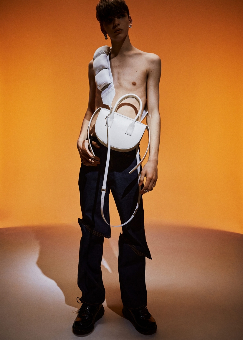 Los vaqueros de diseño extraños de una marca de Corea del Sur impresionan y fascinan