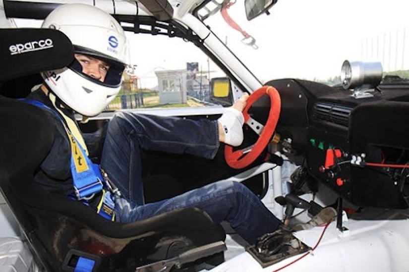 Lost limbs, but not self-confidence: a racing driver without hands entered the top ten drifters in the world Lost limbs, but not self-confidence: a racing driver without hands entered the top ten drifters in the world
