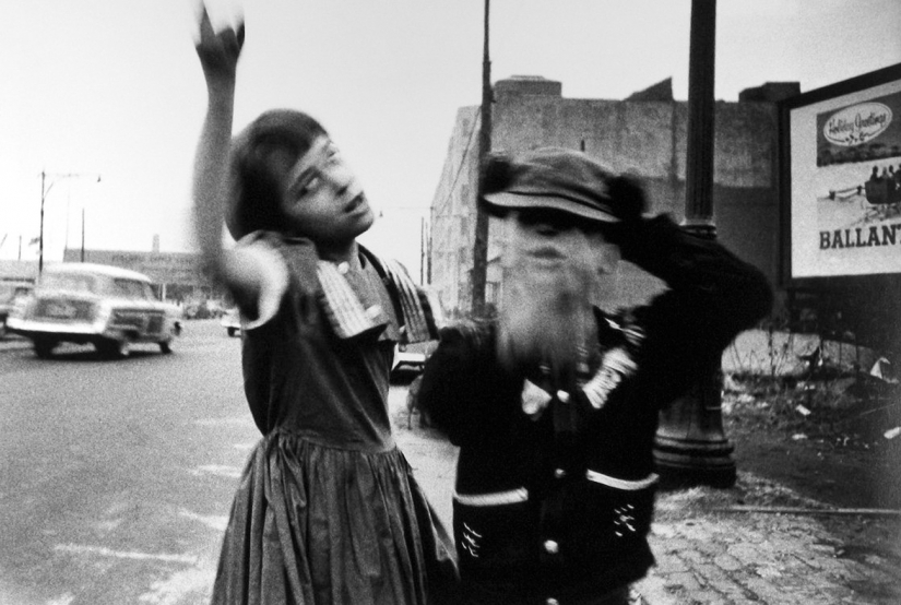Love and hate: expressive photos of the great William Klein