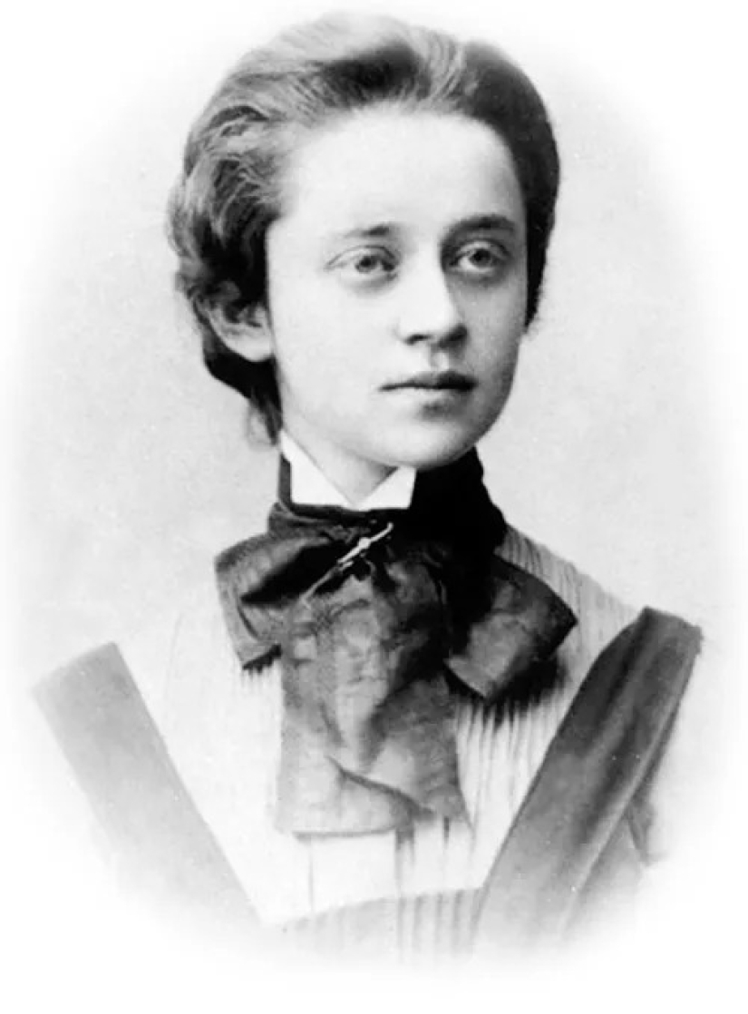 "Love in female form" by Marina Tsvetaeva. What kind of relationship did the poet have with the actress Sophia Golliday? "Love in female form" by Marina Tsvetaeva. What kind of relationship did the poet have with the actress Sophia Golliday?