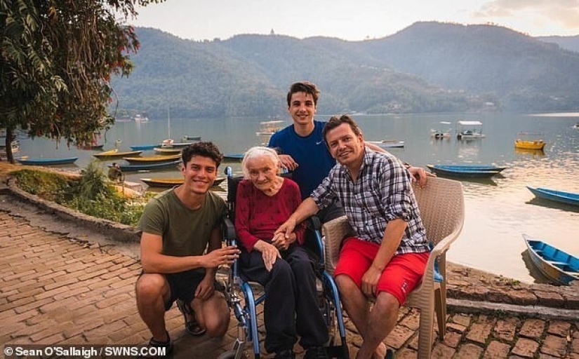 Loving son organizó un viaje alrededor del mundo para una madre con enfermedad de Alzheimer Loving son organizó un viaje alrededor del mundo para una madre con enfermedad de Alzheimer