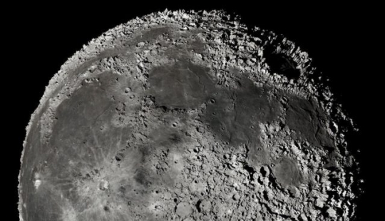 Luna llena. El fotógrafo reúne 200.000 imágenes de la Luna para revelar cada cráter y grieta en su superficie con increíble detalle