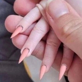 Madre acusada en el tratamiento brutal de el niño durante largos clavos joven hija