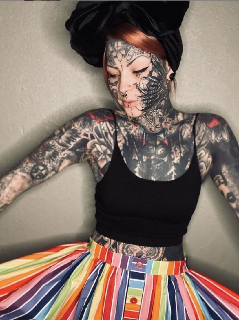 Madre de tres hijos de Finlandia impresiona con tatuajes y fotos calientes en las redes sociales