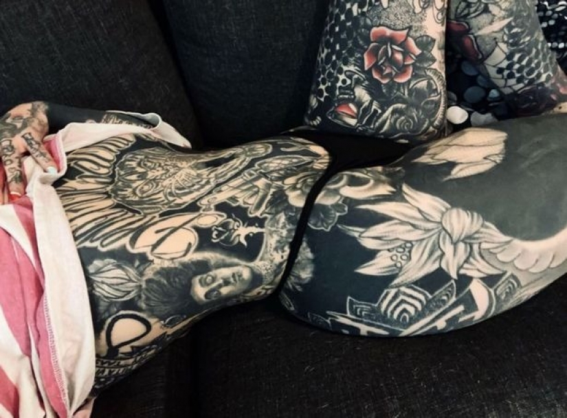 Madre de tres hijos de Finlandia impresiona con tatuajes y fotos calientes en las redes sociales