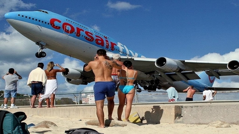 Maho beach: Extrema de descanso bajo el ala del avión