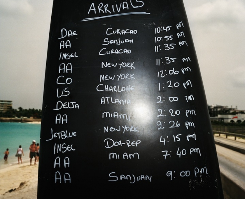 Maho beach: Extrema de descanso bajo el ala del avión