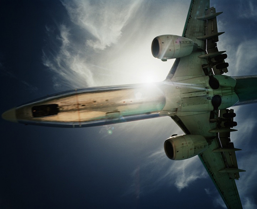 Maho beach: Extrema de descanso bajo el ala del avión