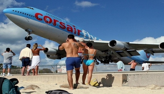 Maho beach: Extrema de descanso bajo el ala del avión