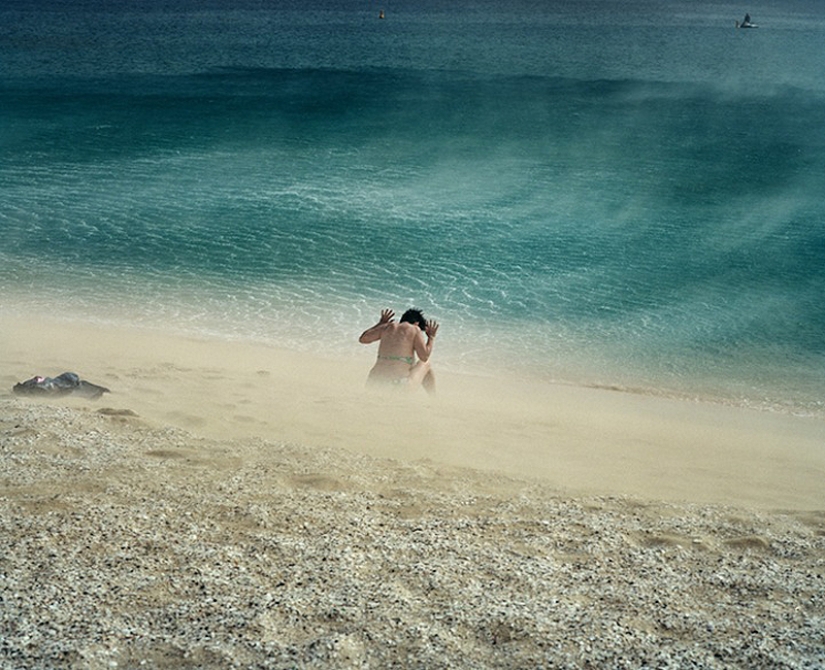 Maho beach: Extreme-rest under the wing of the plane Maho beach: Extreme-rest under the wing of the plane