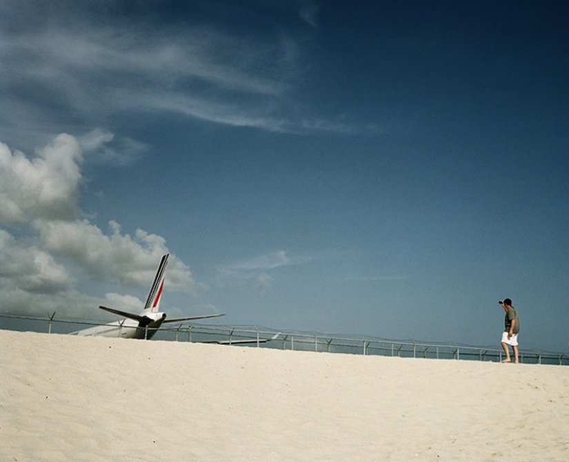 Maho beach: Extreme-rest under the wing of the plane Maho beach: Extreme-rest under the wing of the plane