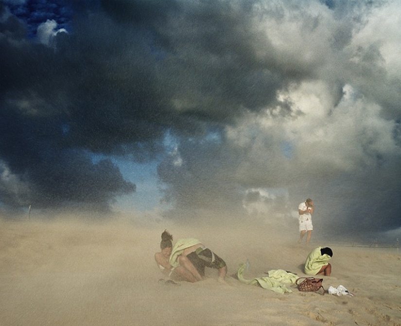 Maho beach: Extreme-rest under the wing of the plane Maho beach: Extreme-rest under the wing of the plane