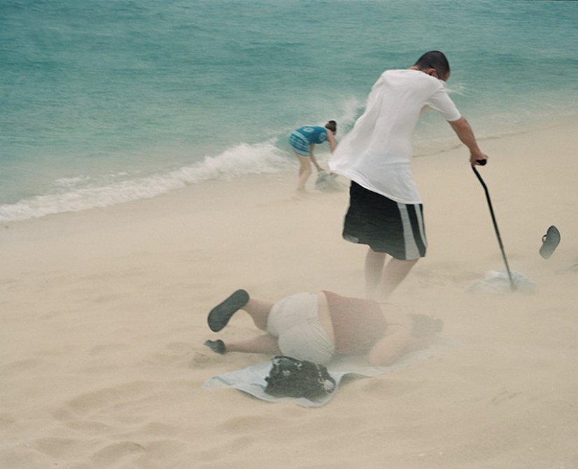 Maho beach: Extreme-rest under the wing of the plane Maho beach: Extreme-rest under the wing of the plane