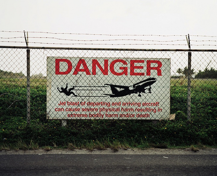 Maho beach: Extreme-rest under the wing of the plane Maho beach: Extreme-rest under the wing of the plane