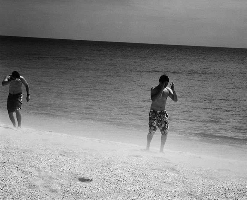 Maho beach: Extreme-rest under the wing of the plane Maho beach: Extreme-rest under the wing of the plane