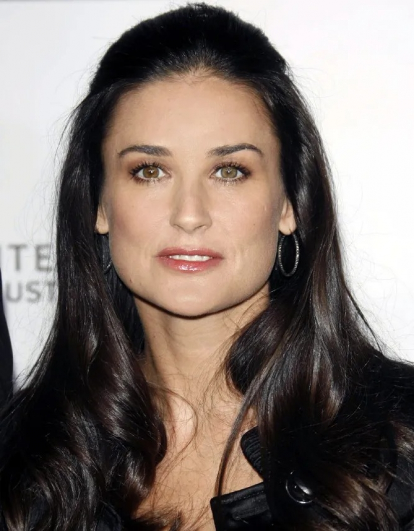 Mila Jovovich y 9 otras celebridades con ojos multicolores Mila Jovovich y 9 otras celebridades con ojos multicolores