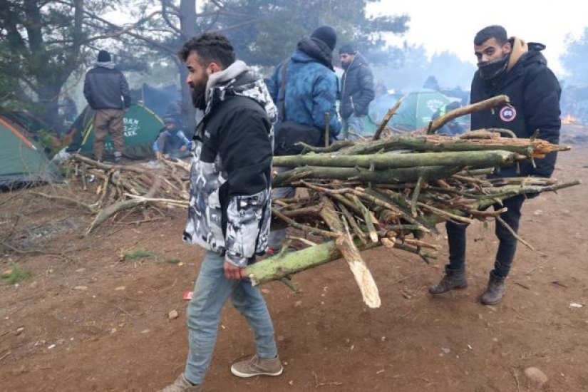 Miles de migrantes quedaron atrapados en la trampa en la frontera bielorrusa-polaca Miles de migrantes quedaron atrapados en la trampa en la frontera bielorrusa-polaca