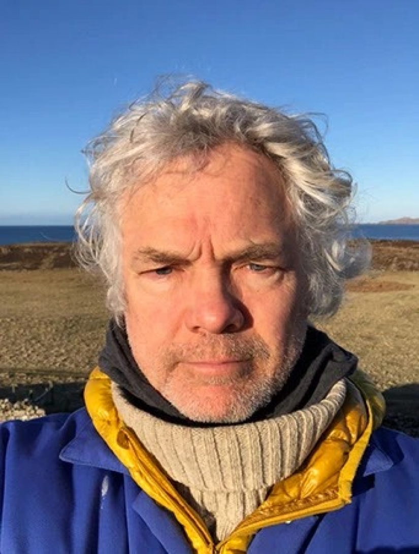 Millonario" mendigo": un hombre rico del Reino Unido ha abandonado los beneficios de la civilización y vive en una isla remota