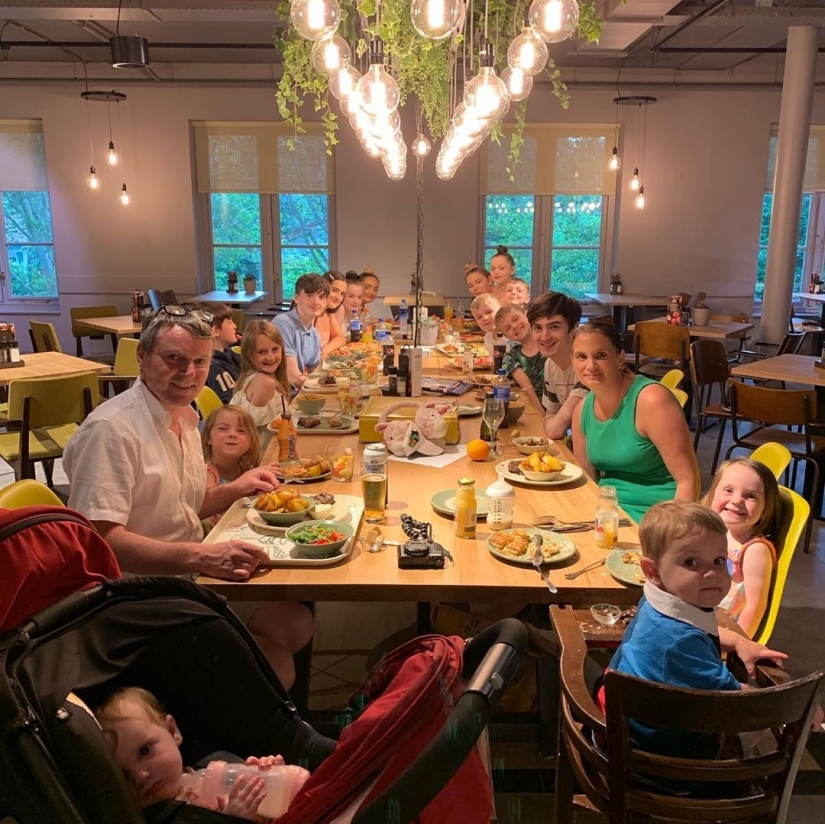 Millonarios con muchos hijos: la vida elegante de la familia más grande de Gran Bretaña