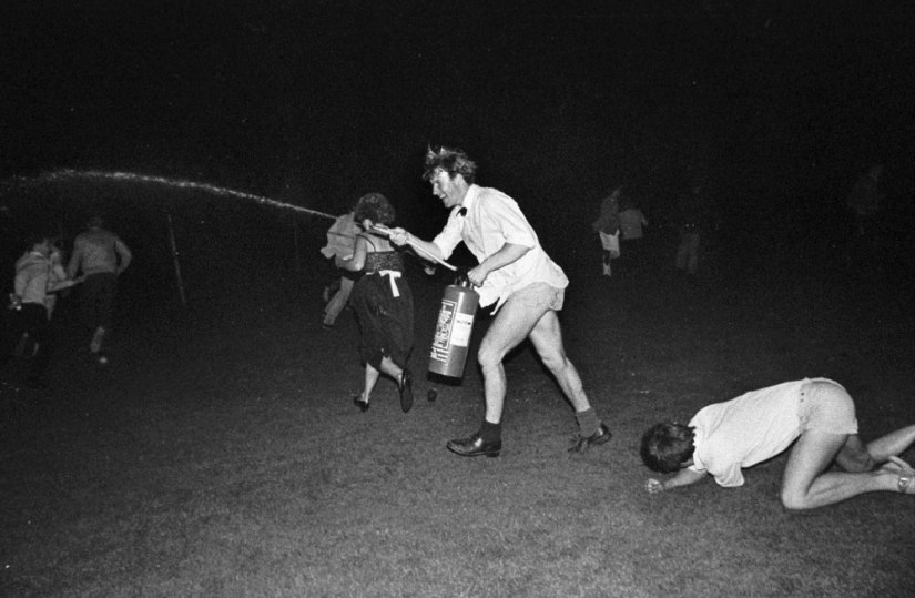 Mira y aprende: una breve guía de diversión salvaje de la Inglaterra de los 80 Mira y aprende: una breve guía de diversión salvaje de la Inglaterra de los 80