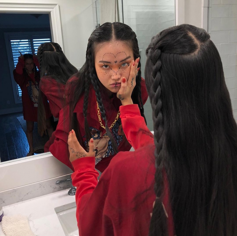 MLMA - linda chica asiática que trenzará su cerebro