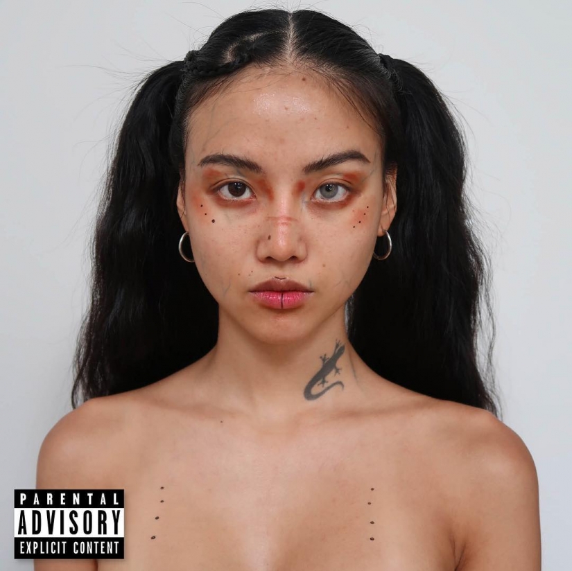 MLMA - linda chica asiática que trenzará su cerebro