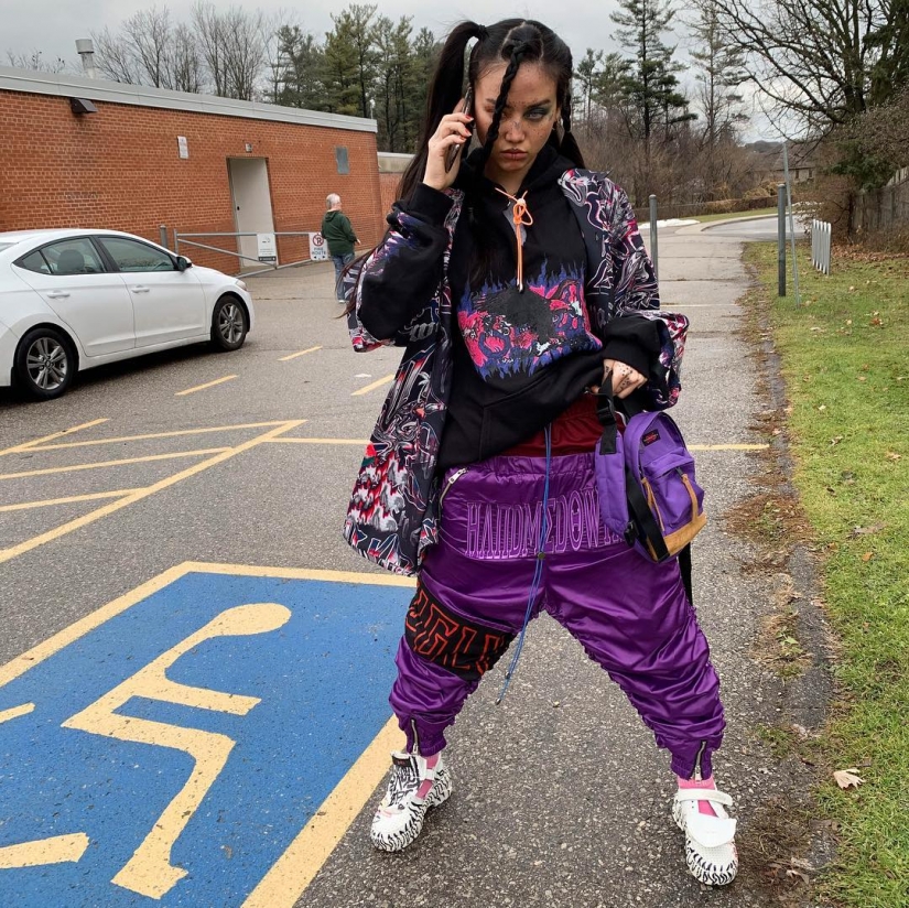 MLMA - linda chica asiática que trenzará su cerebro