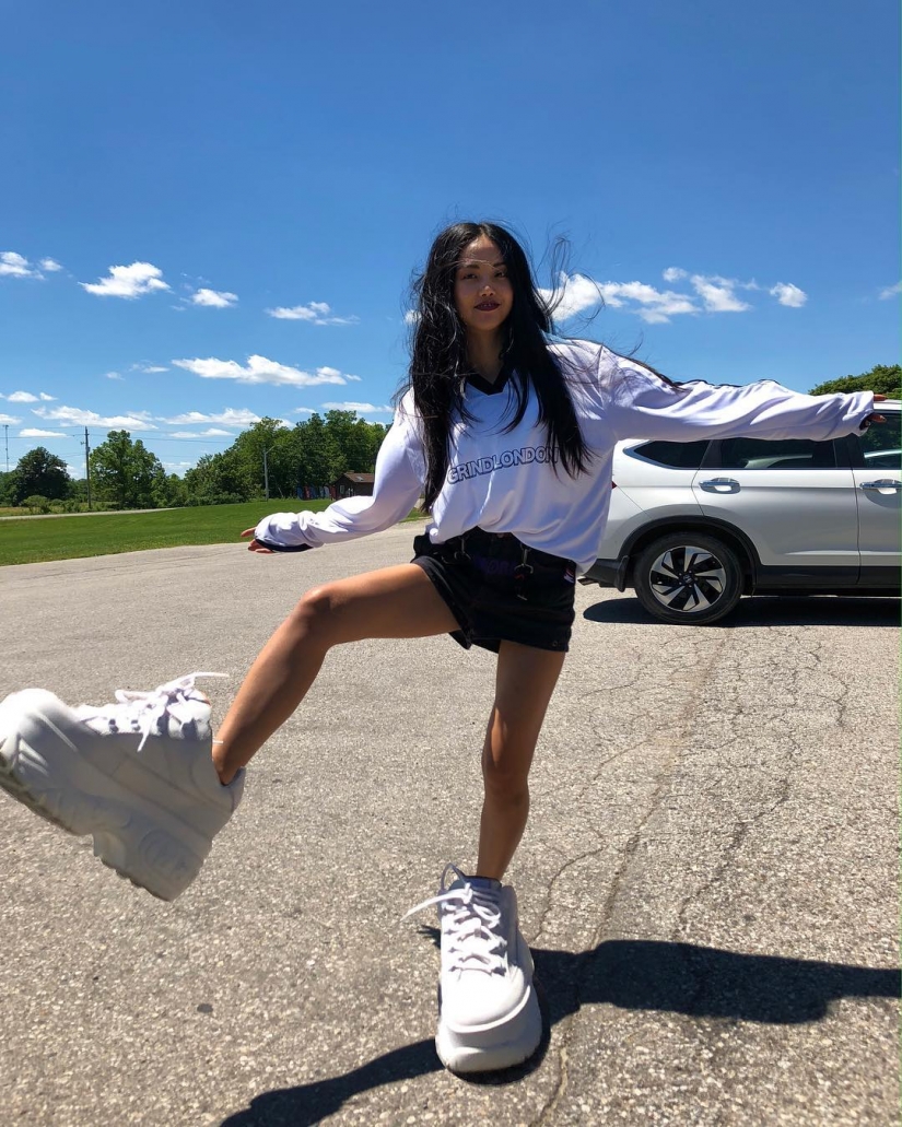 MLMA - linda chica asiática que trenzará su cerebro