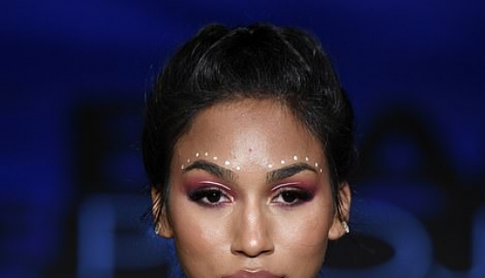 Modelos que adornan la pasarela en Miami Swim Week posan en bikinis de cinta