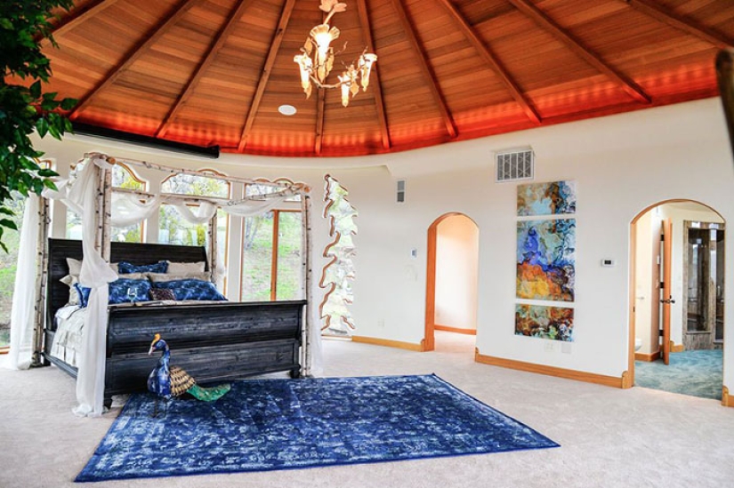 Modest at first glance, the house in Oregon looks like a wizard's palace inside