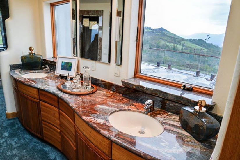 Modest at first glance, the house in Oregon looks like a wizard's palace inside