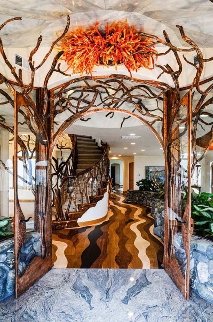 Modesta a primera vista, la casa en Oregón parece un palacio de magos en su interior