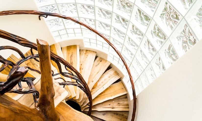 Modesta a primera vista, la casa en Oregón parece un palacio de magos en su interior