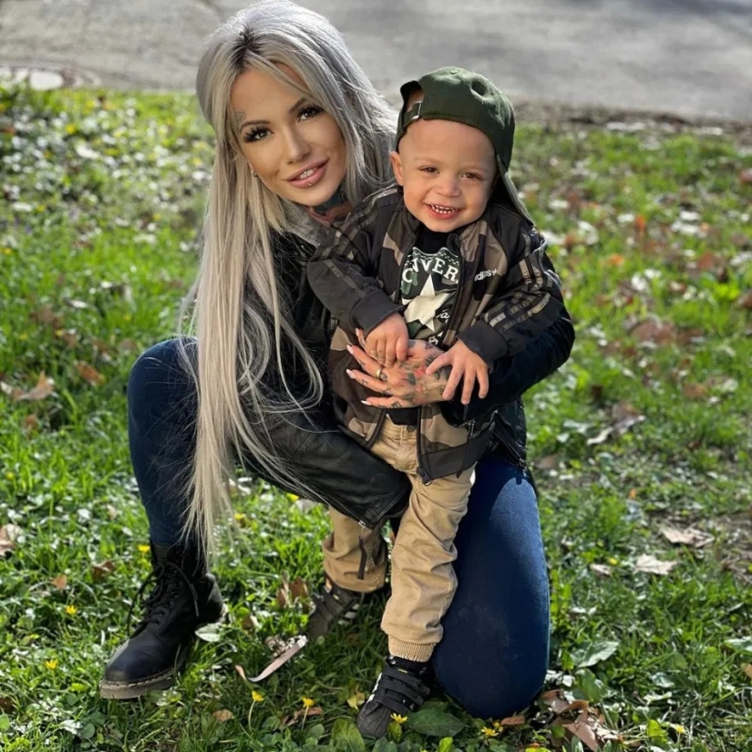 Mom-comic: German woman filled her whole body with tattoos with her son's favorite superheroes Mom-comic: German woman filled her whole body with tattoos with her son's favorite superheroes