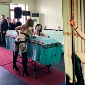 Morir, así que con la música: una extraña tradición de striptease en los funerales