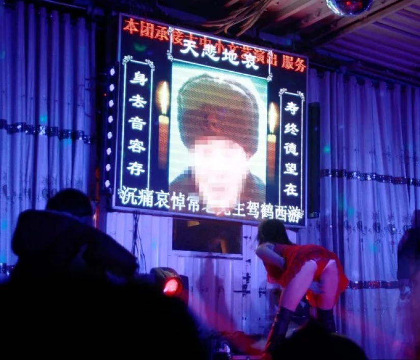 Morir, así que con la música: una extraña tradición de striptease en los funerales Morir, así que con la música: una extraña tradición de striptease en los funerales