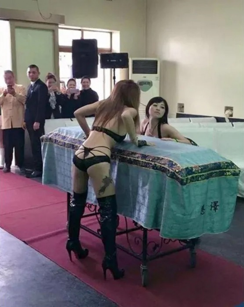 Morir, así que con la música: una extraña tradición de striptease en los funerales Morir, así que con la música: una extraña tradición de striptease en los funerales