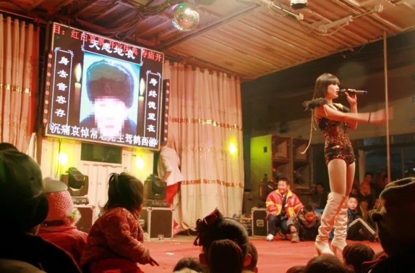 Morir, así que con la música: una extraña tradición de striptease en los funerales Morir, así que con la música: una extraña tradición de striptease en los funerales