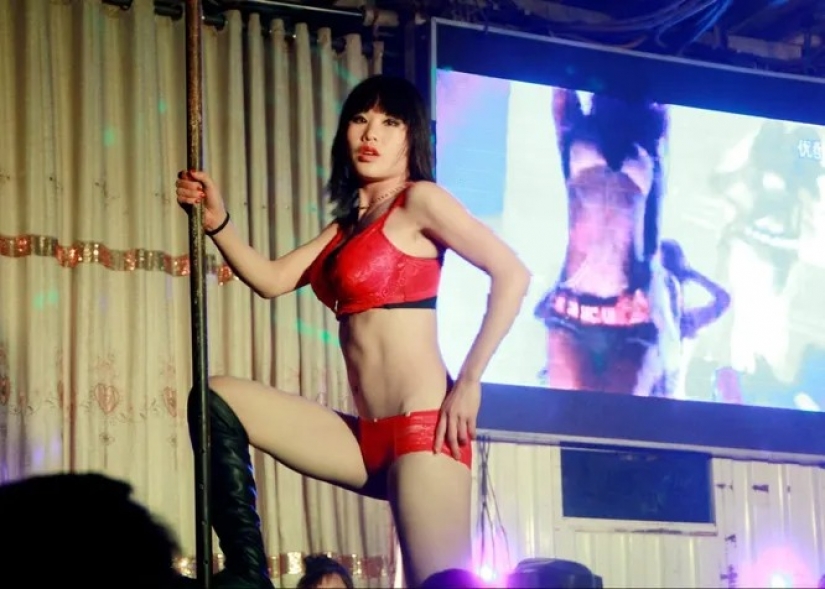 Morir, así que con la música: una extraña tradición de striptease en los funerales Morir, así que con la música: una extraña tradición de striptease en los funerales