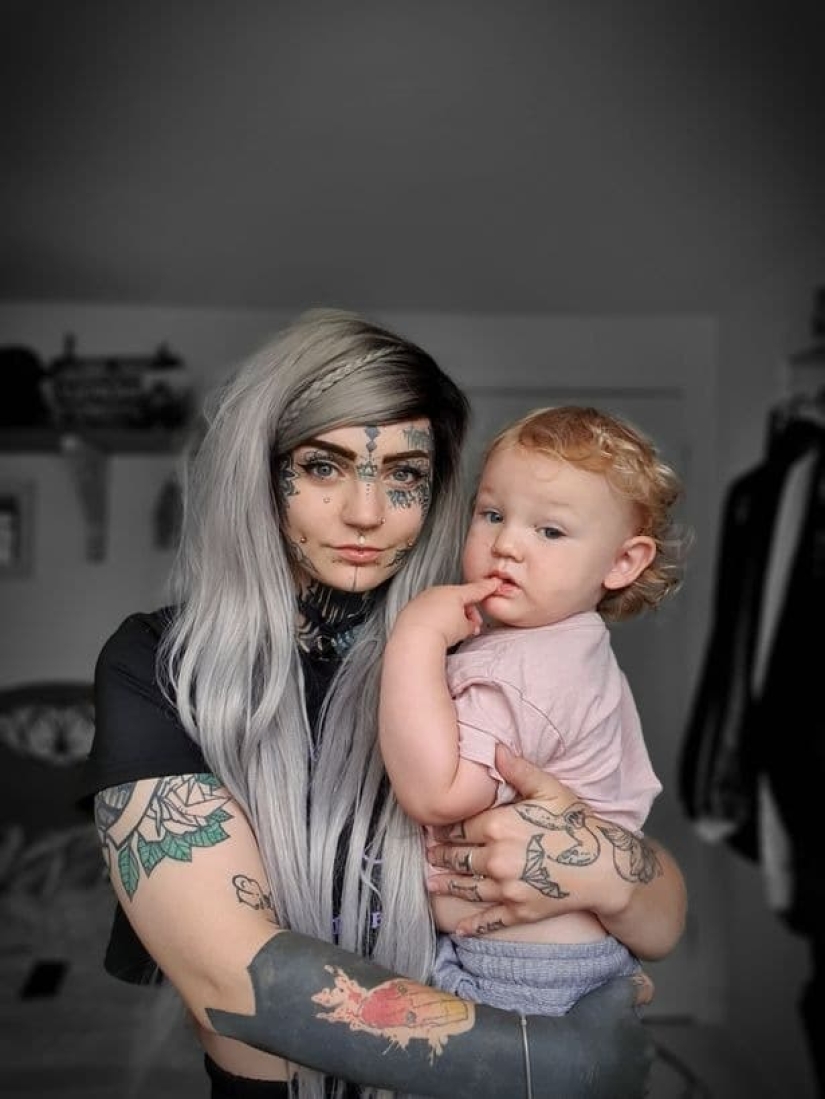 Mother in tattoos faces trolling, but is not going to change her image Mother in tattoos faces trolling, but is not going to change her image