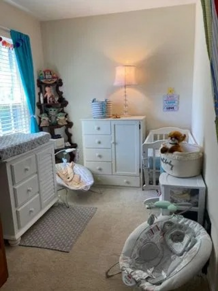 Mujer estadounidense cuida de bebés realistas para ahogar el dolor de la despedida con sus propios hijos