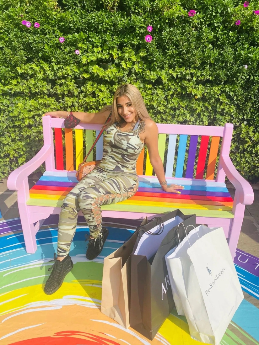 Muslim woman from Britain quit her job in a bank to become a webcam model: her family is in shock