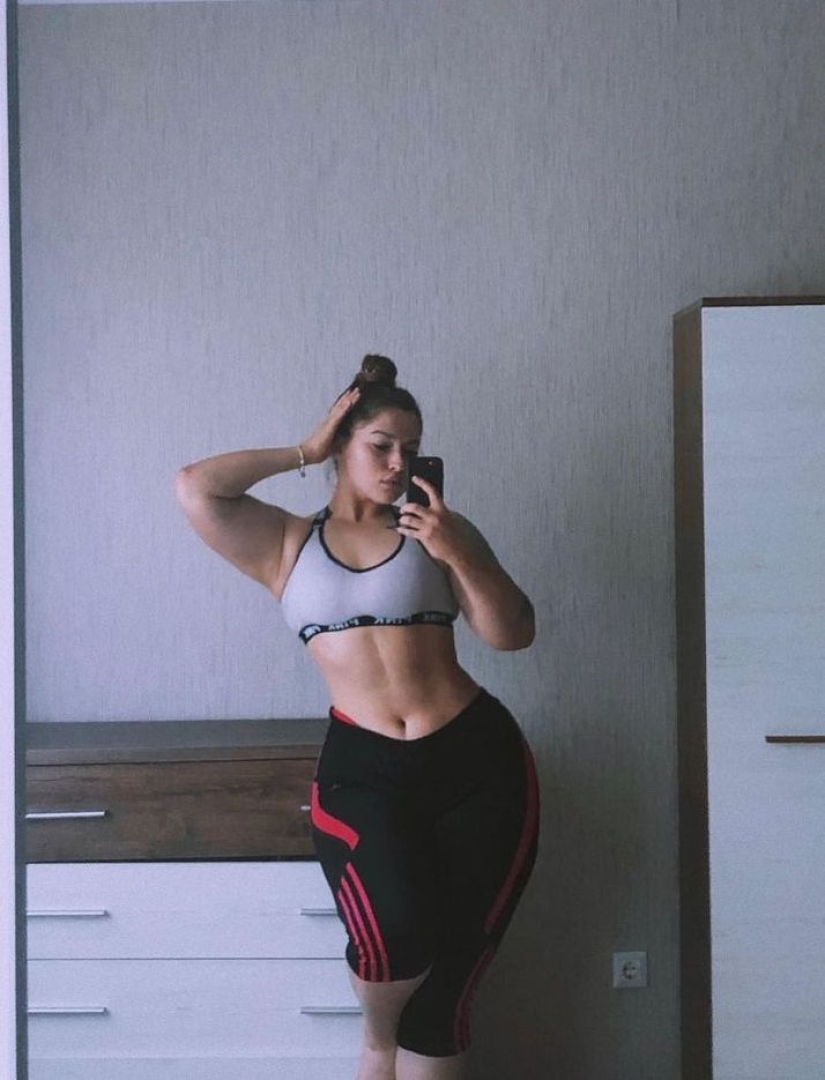 Natalia Polosenko es una chica de las Fuerzas Especiales ucranianas apodada "La Máquina" Natalia Polosenko es una chica de las Fuerzas Especiales ucranianas apodada "La Máquina"