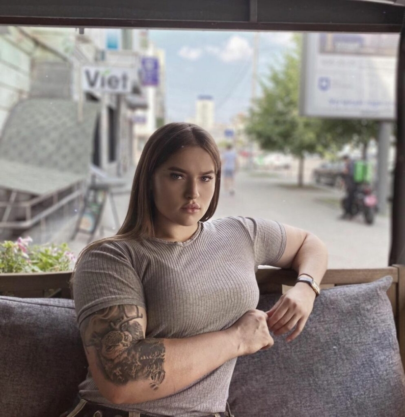 Natalia Polosenko es una chica de las Fuerzas Especiales ucranianas apodada "La Máquina" Natalia Polosenko es una chica de las Fuerzas Especiales ucranianas apodada "La Máquina"