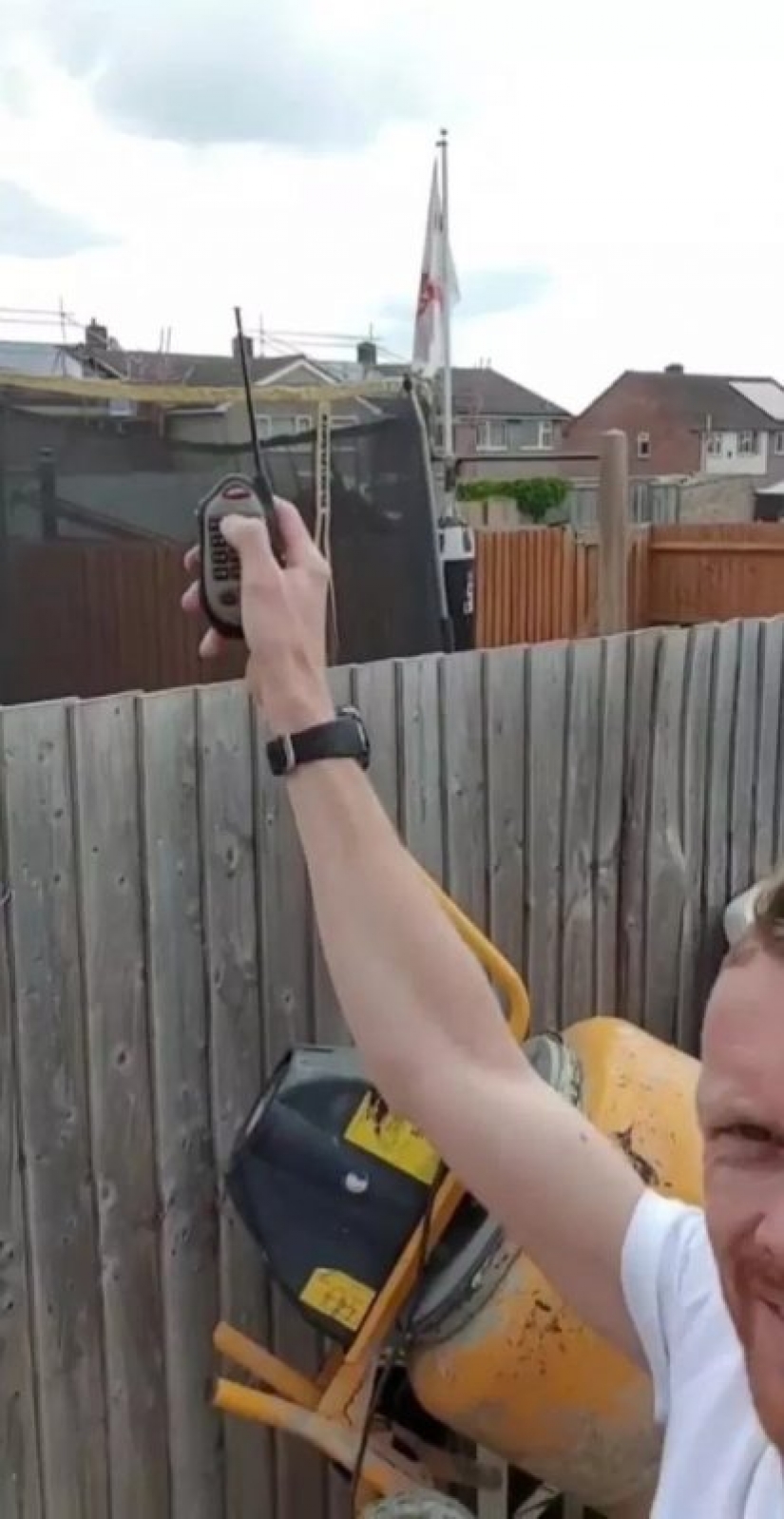 Negro de la venganza: él atraídos en el césped de un vecino de 300 cuervos para Mascotas