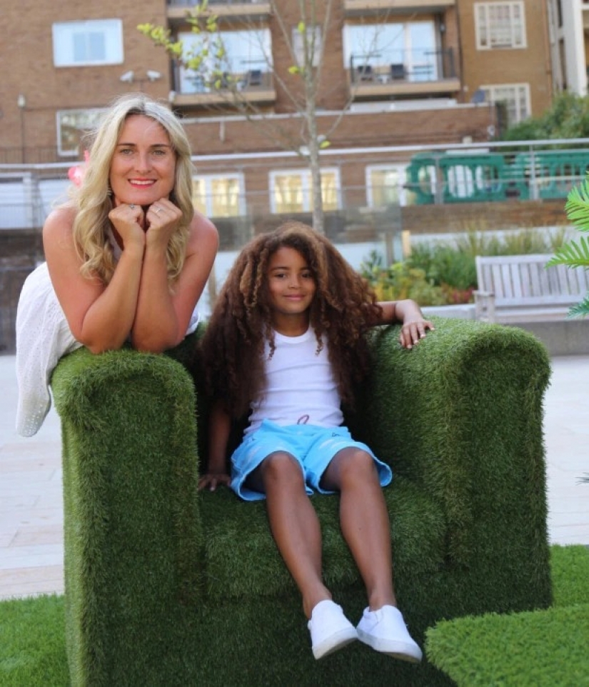 Neither boy nor girl: what kind of trick invented by a mother to her son has allowed to go to school with long hair
