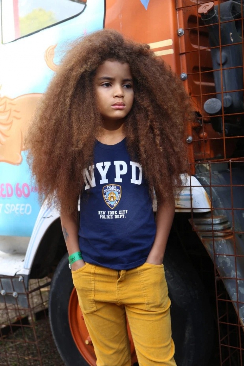 Neither boy nor girl: what kind of trick invented by a mother to her son has allowed to go to school with long hair