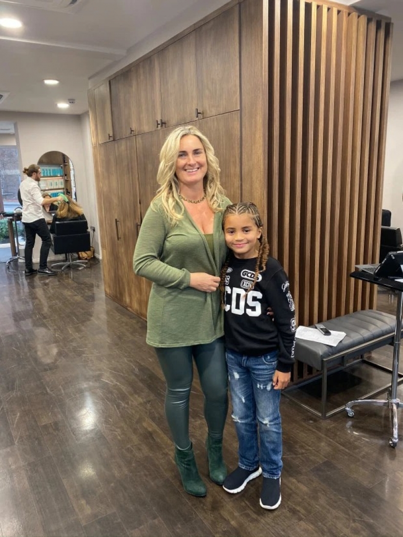 Neither boy nor girl: what kind of trick invented by a mother to her son has allowed to go to school with long hair