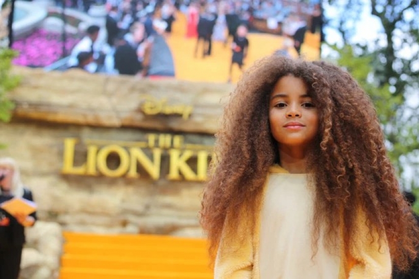 Neither boy nor girl: what kind of trick invented by a mother to her son has allowed to go to school with long hair